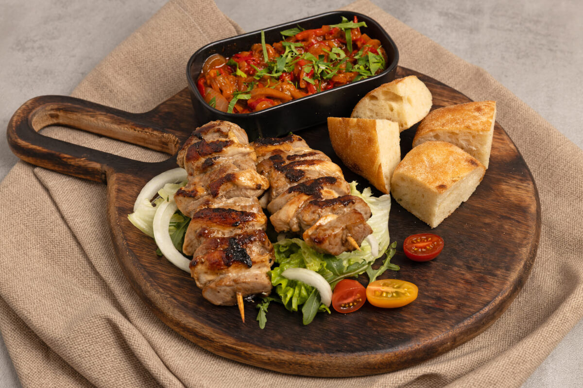 Gurmanski ražnjić s domaćim lepinjama i chutneyjem od paprika