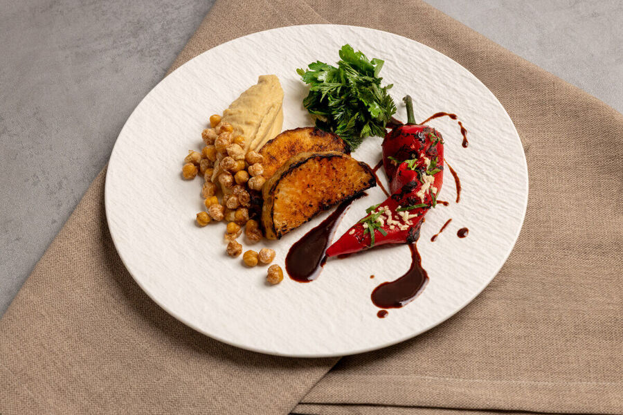 Celer steak s umakom od povrća i kremom od slanutka