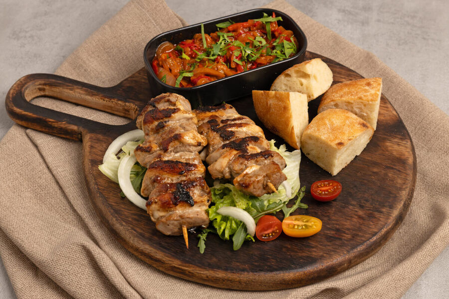 Gurmanski ražnjić s domaćim lepinjama i chutneyjem od paprika