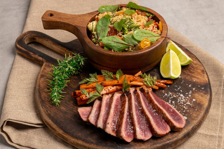 Ramstek s kvinojom i povrćem s roštilja