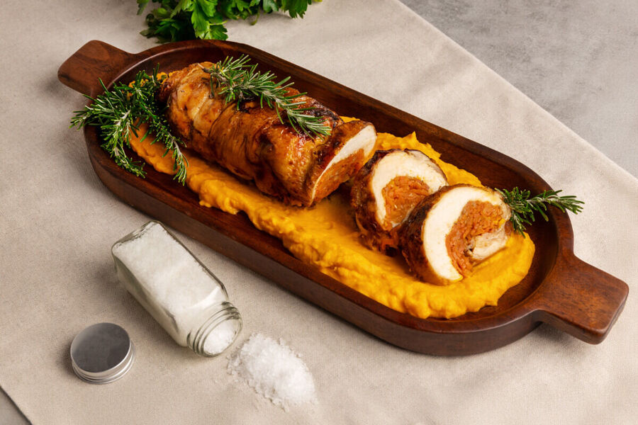 Rolano pile s kremom od mrkve, tekilom i radić salatom